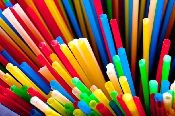 فرو کردن بیشترین تعداد نی در دهان (با دست)